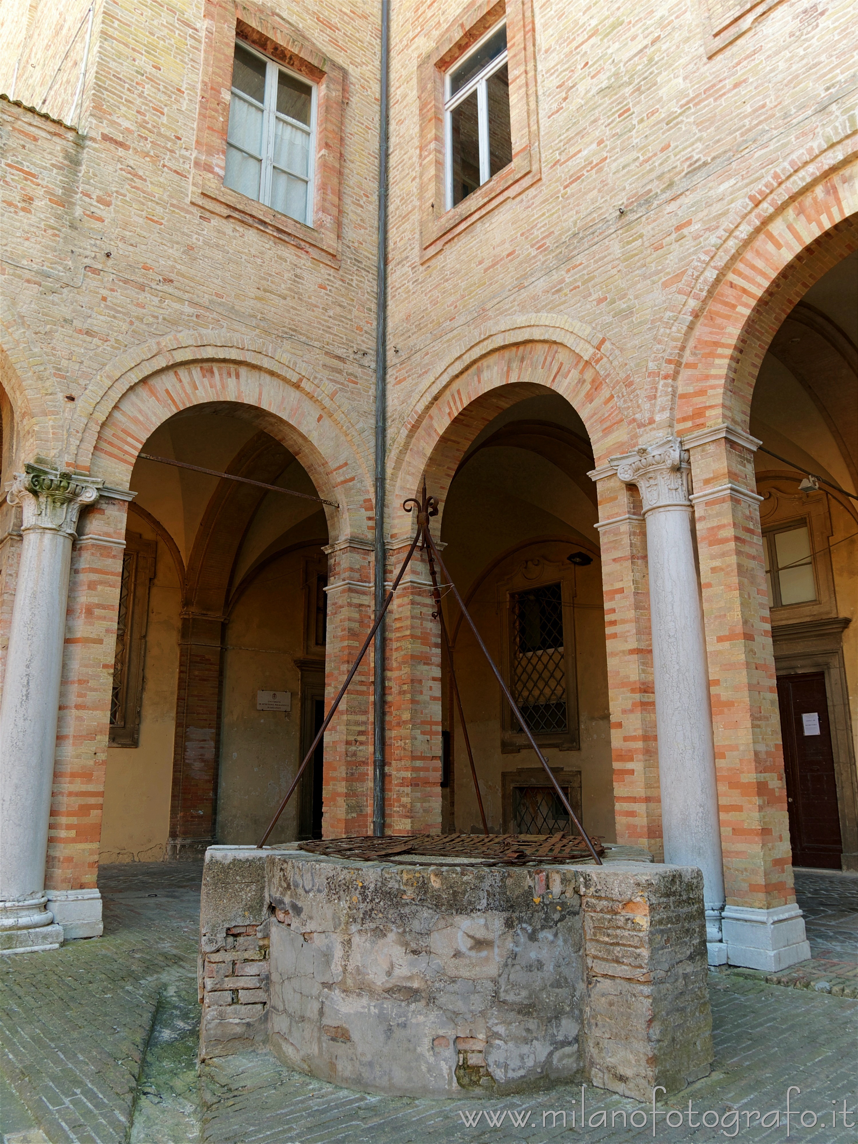 Recanati (Macerata) - Pozzo nel cortile di Palazzo Raineri